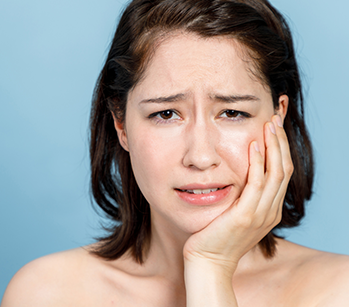 虫歯になると冷たいものがしみたり、痛くなるのはなぜ?